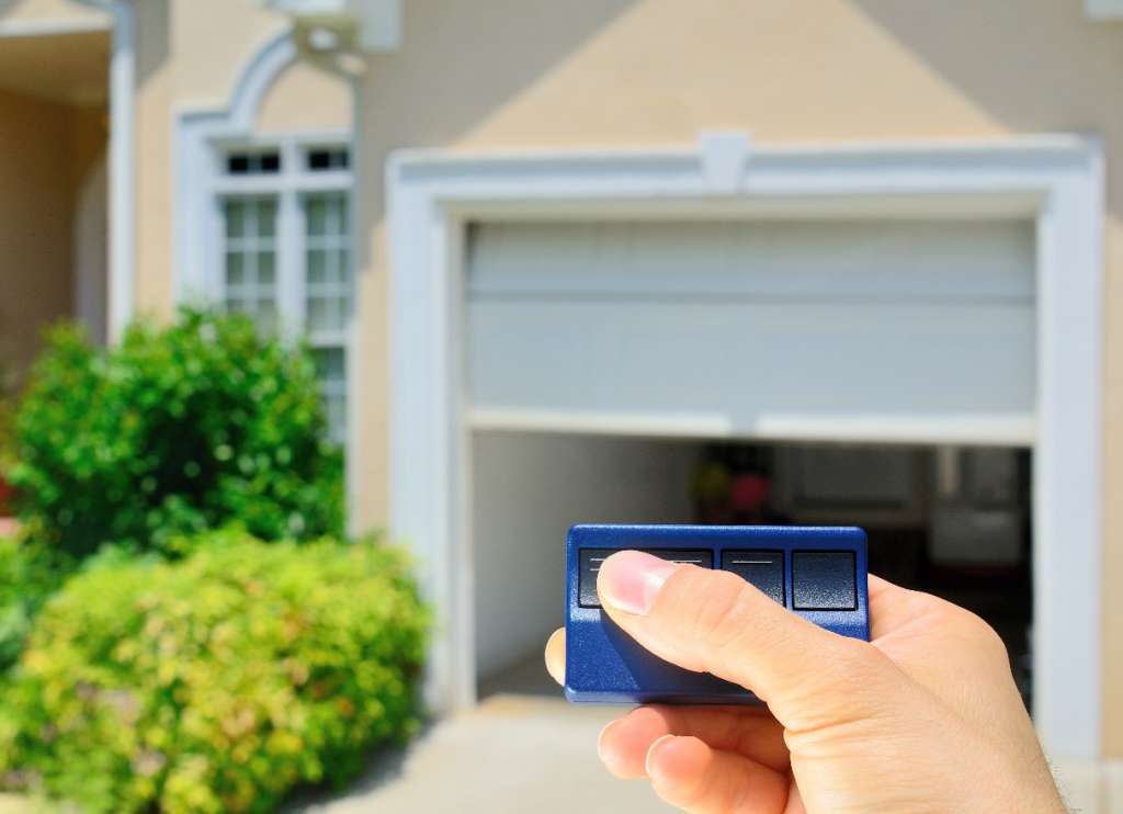 You are currently viewing THE DIFFERENCES BETWEEN COMMERCIAL AND RESIDENTIAL GARAGE DOORS