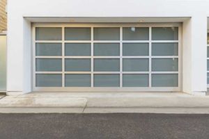 Read more about the article 5 MODERN GARAGE DOOR FEATURES TO CONSIDER