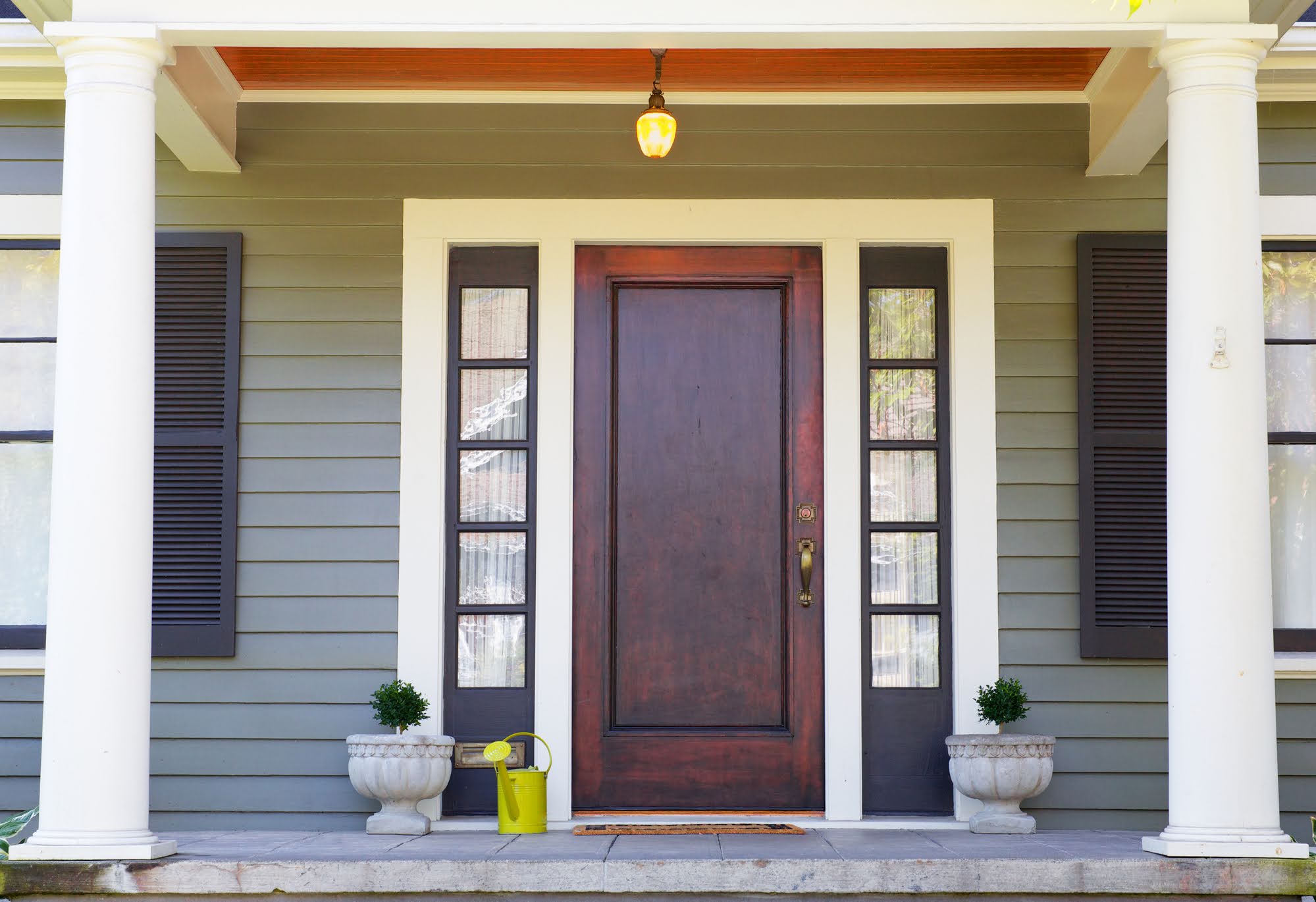 Read more about the article 5 Essential Front Entry Door Features and Accessories to Consider