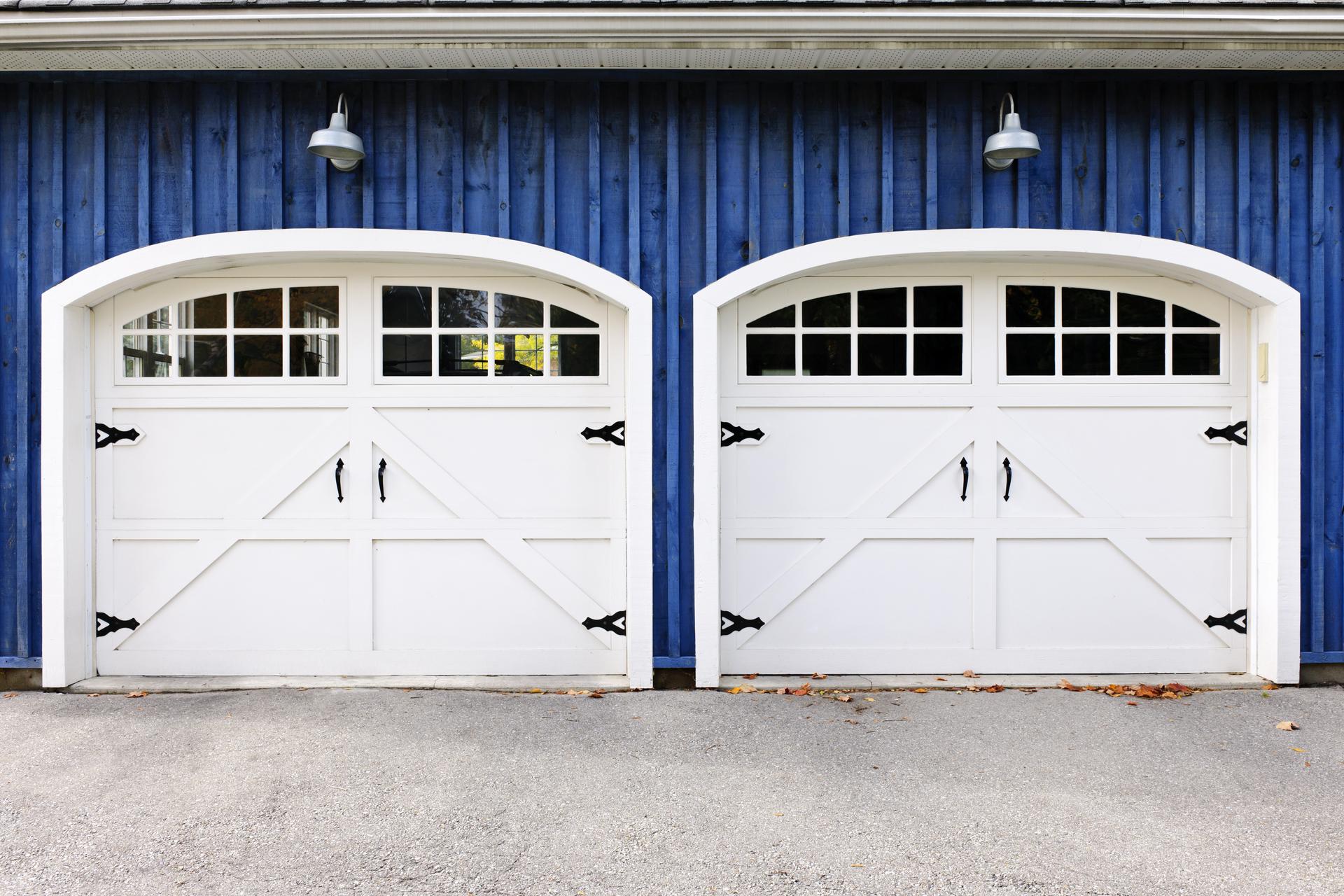 Read more about the article Can You Pair a Carriage House Garage Door With a Modern Home?